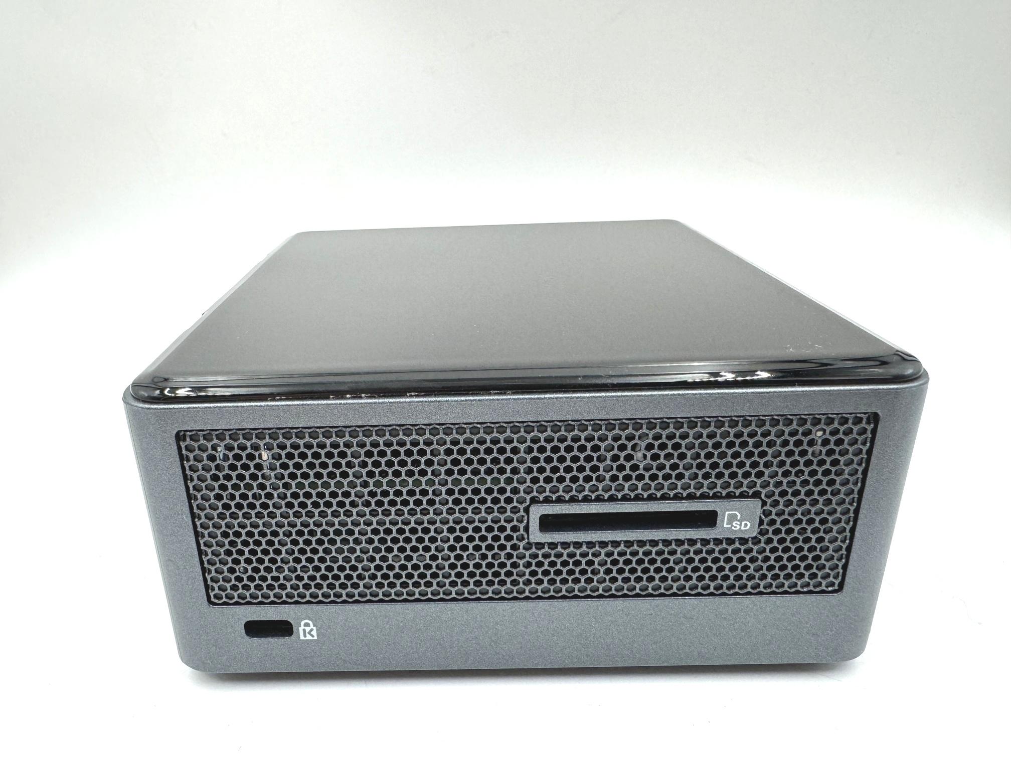 NUC BOX8I3CYSN2 Home ＆ Business Mini Desktop (Intel i3-8121U 2-Core, 4GB RAM, 128GB m.2 SATA SSD + 1TB HDD (2.5), AMD Radeon 540, WiFi, Bluetooth, 4x NUC BOX8I3CYSN2 Home and Business Mini Desktop Black Intel 4GB RAM